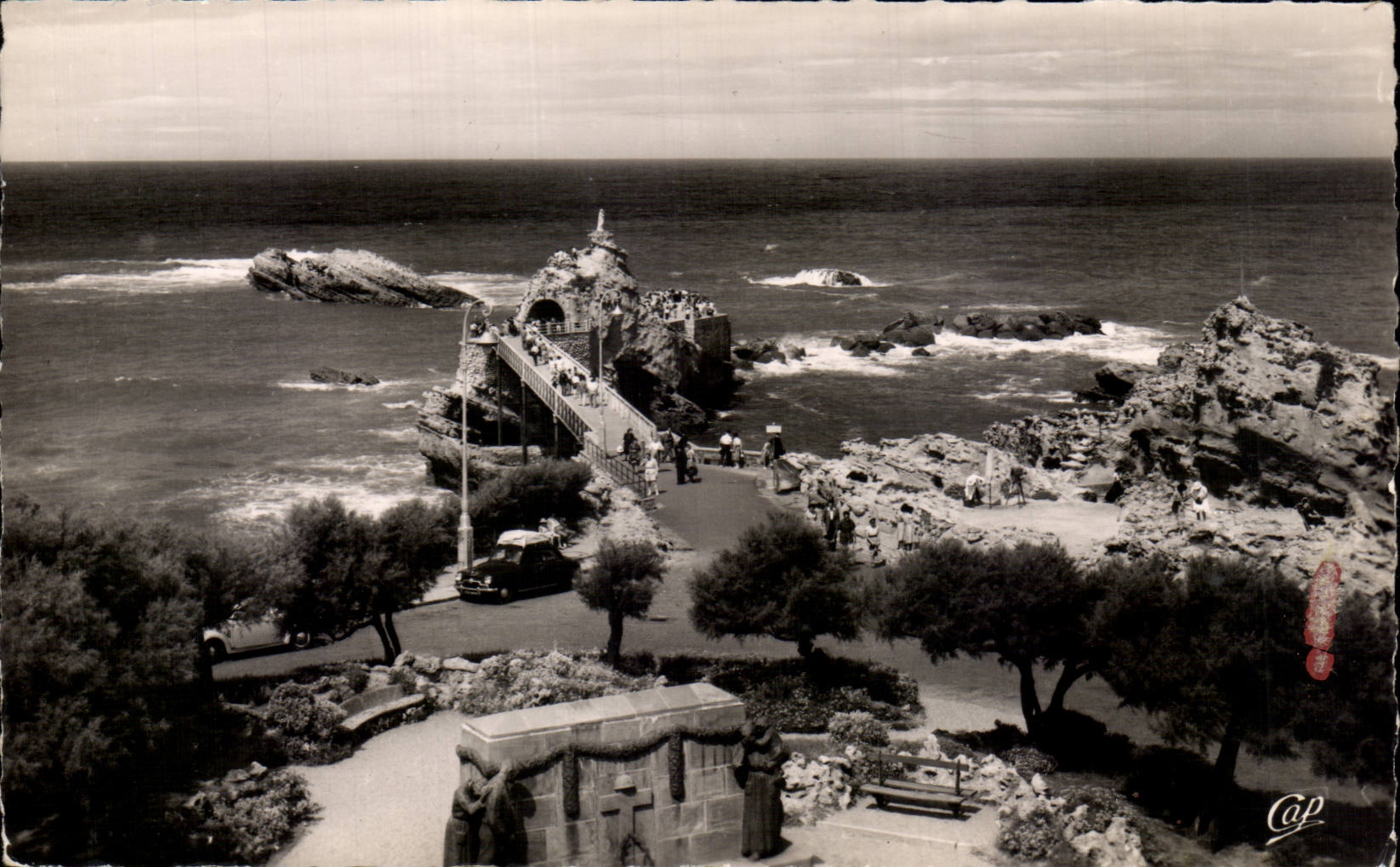 CPSM Biarritz Le rocher de la vierge et monument aux morts
