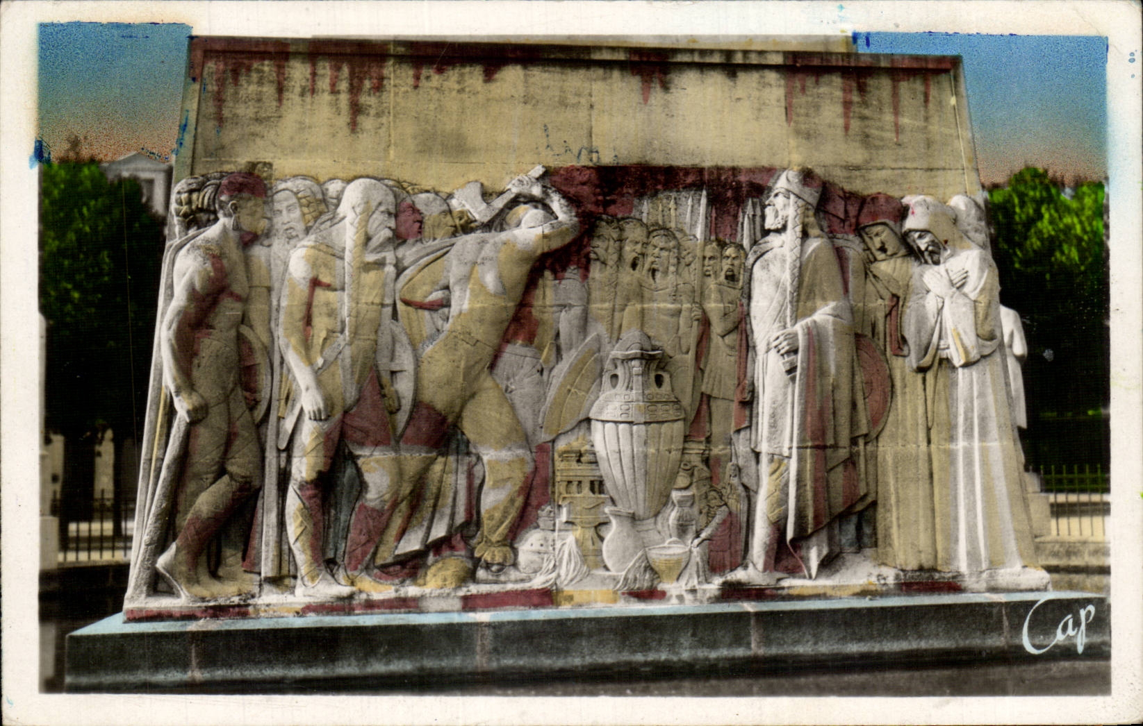 CPSM Soissons War memorial Low the relief vase of Soissons