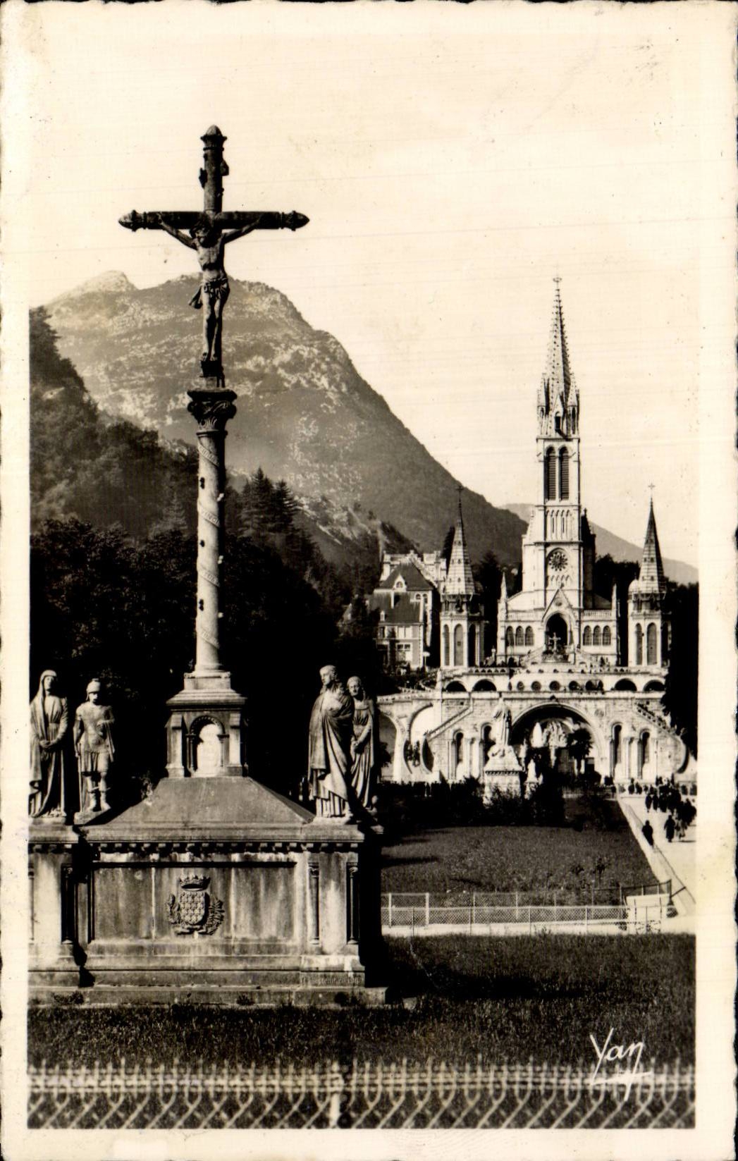 CPSM Lourdes the basilica and the Breton martyrdom