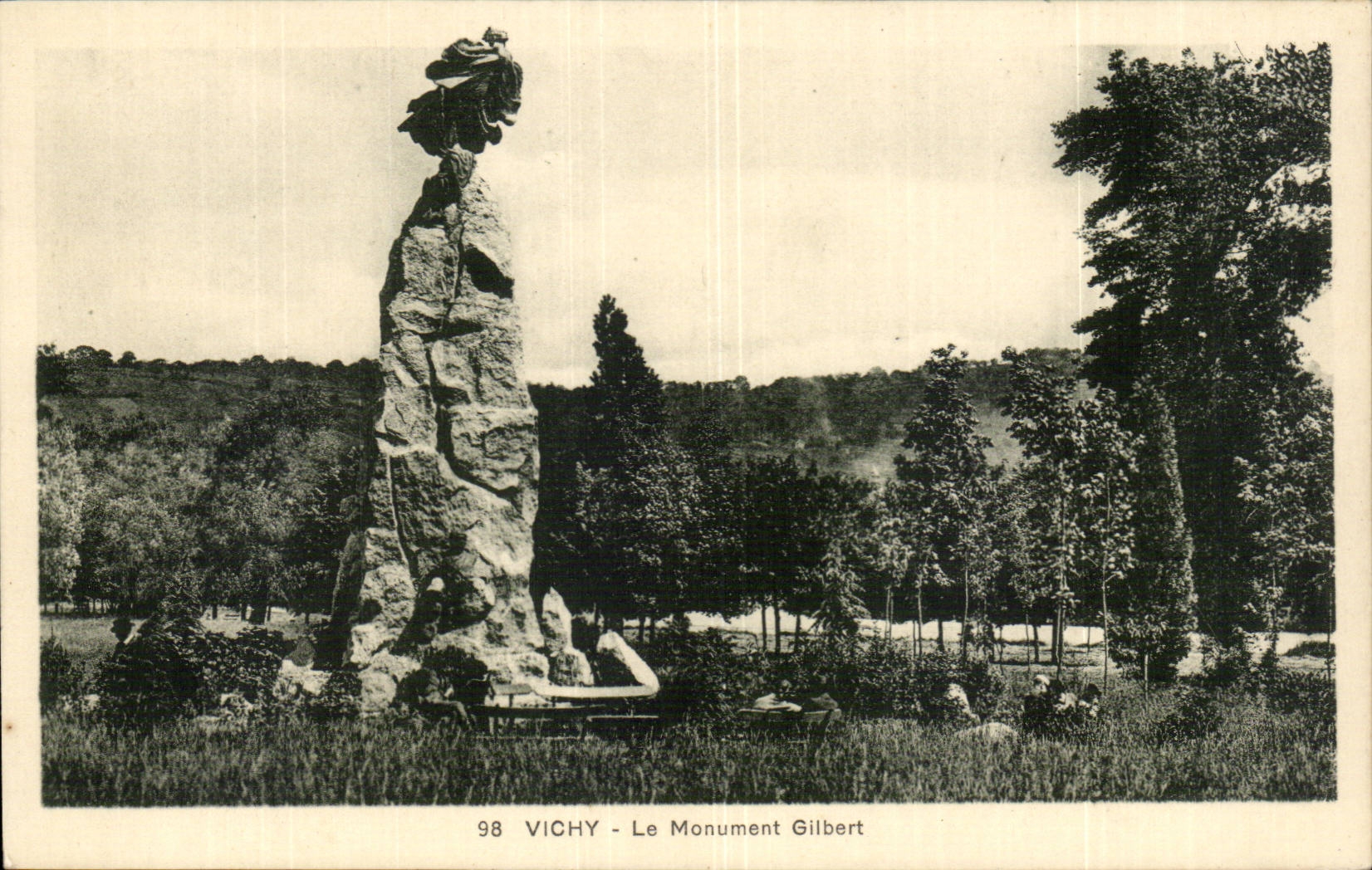 CPA Vichy Le monument Gilbert