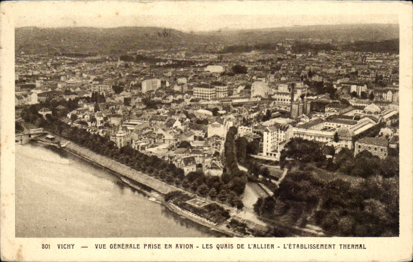 CPA Vichy Vue generale prise en avion Les quais de l'Allier Etablissement thermal