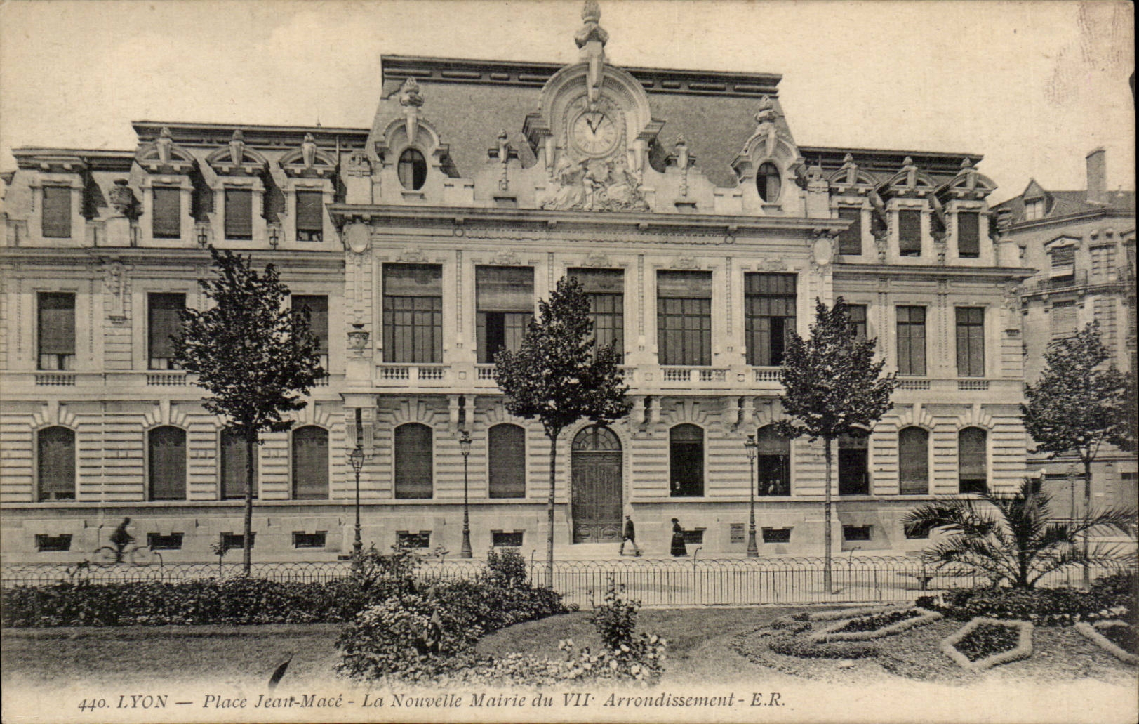 CPA Lyon Places Jean mace the new town hall of the 7th district