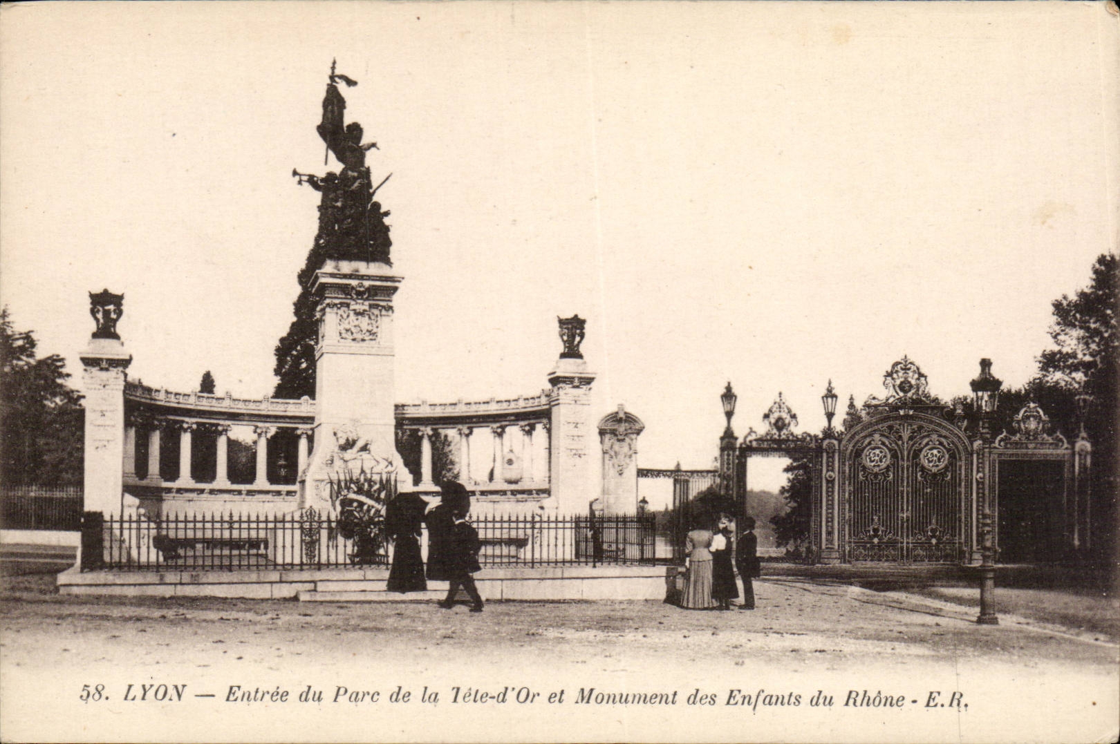 CPA Lyon Entrance of the park of the Head of gold and monument of the children of the Rhone