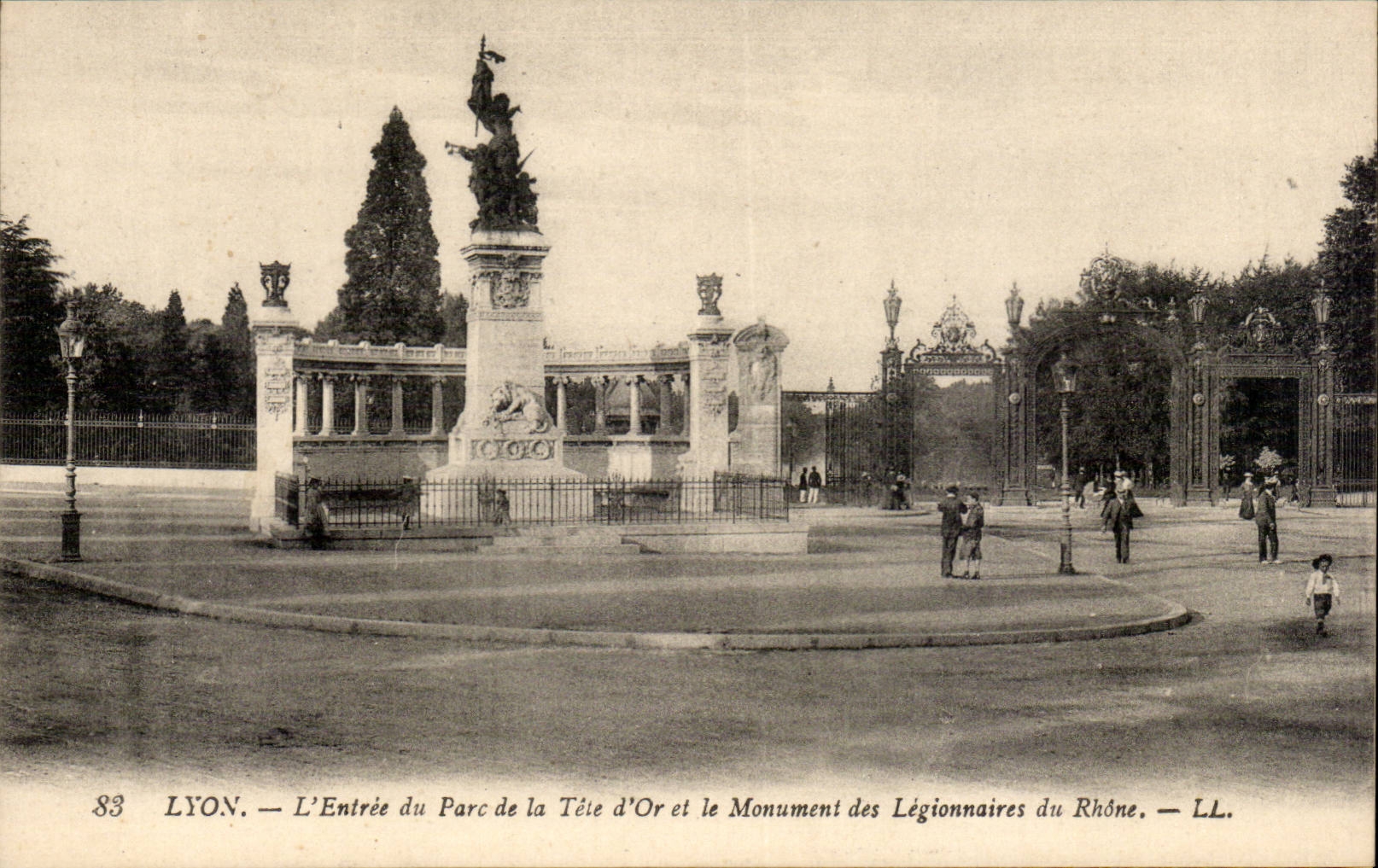 CPA Lyon Entering of the park of the gold Head and the monument of the legionaries of the Rhone