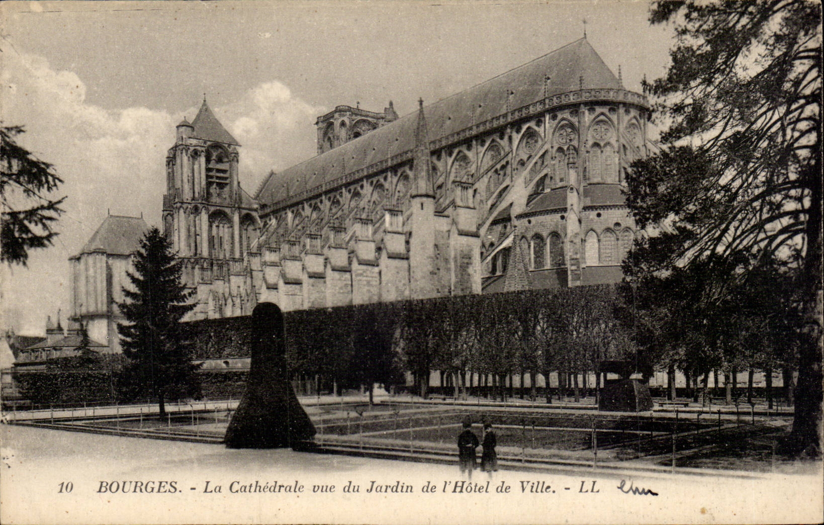 CPA Bourges Kathedrale gesehen vom Garten des Rathauses
