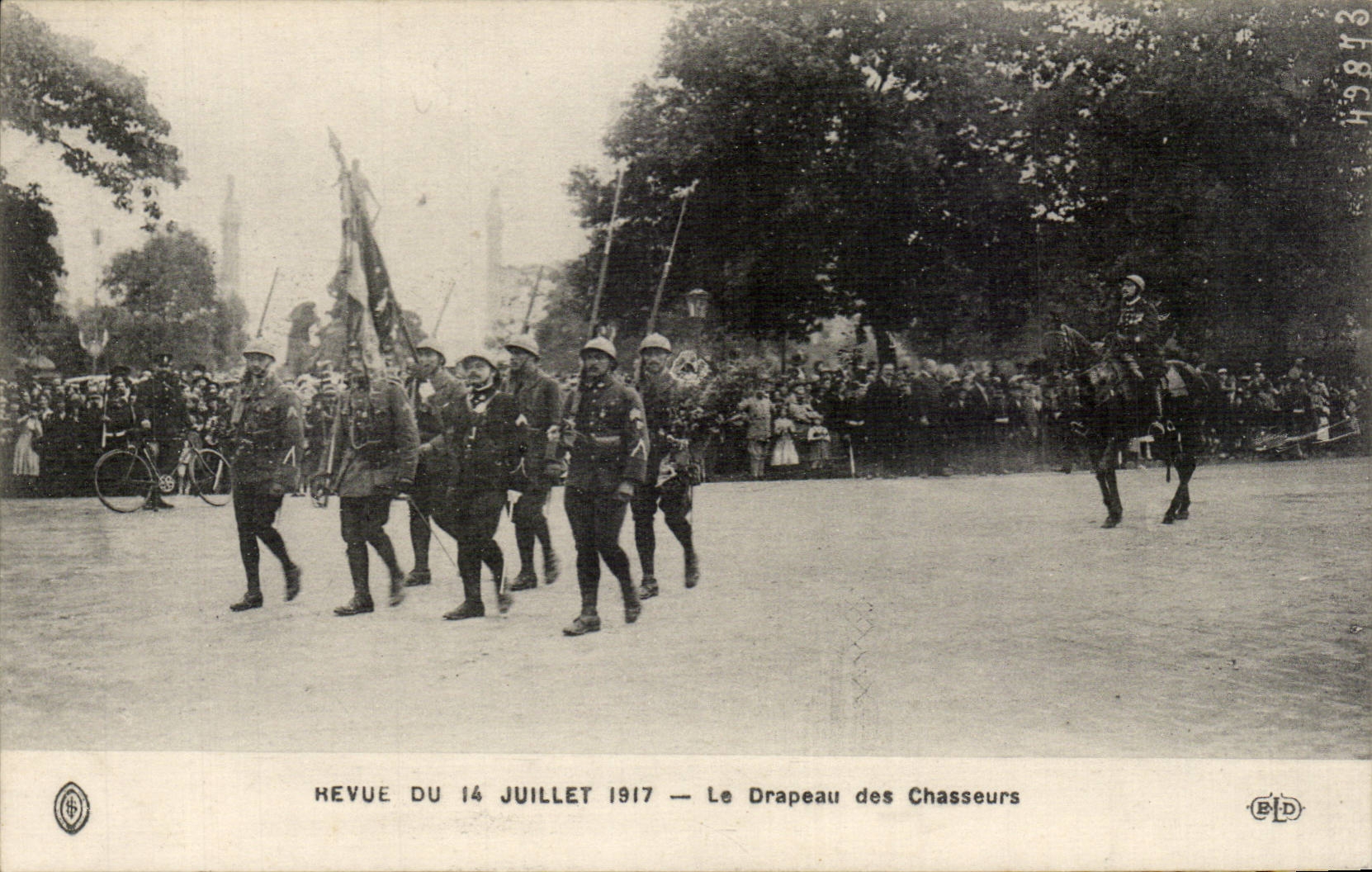 Re-examined CPA of July 14th 1917 the flag of the hunters Paris Militaria