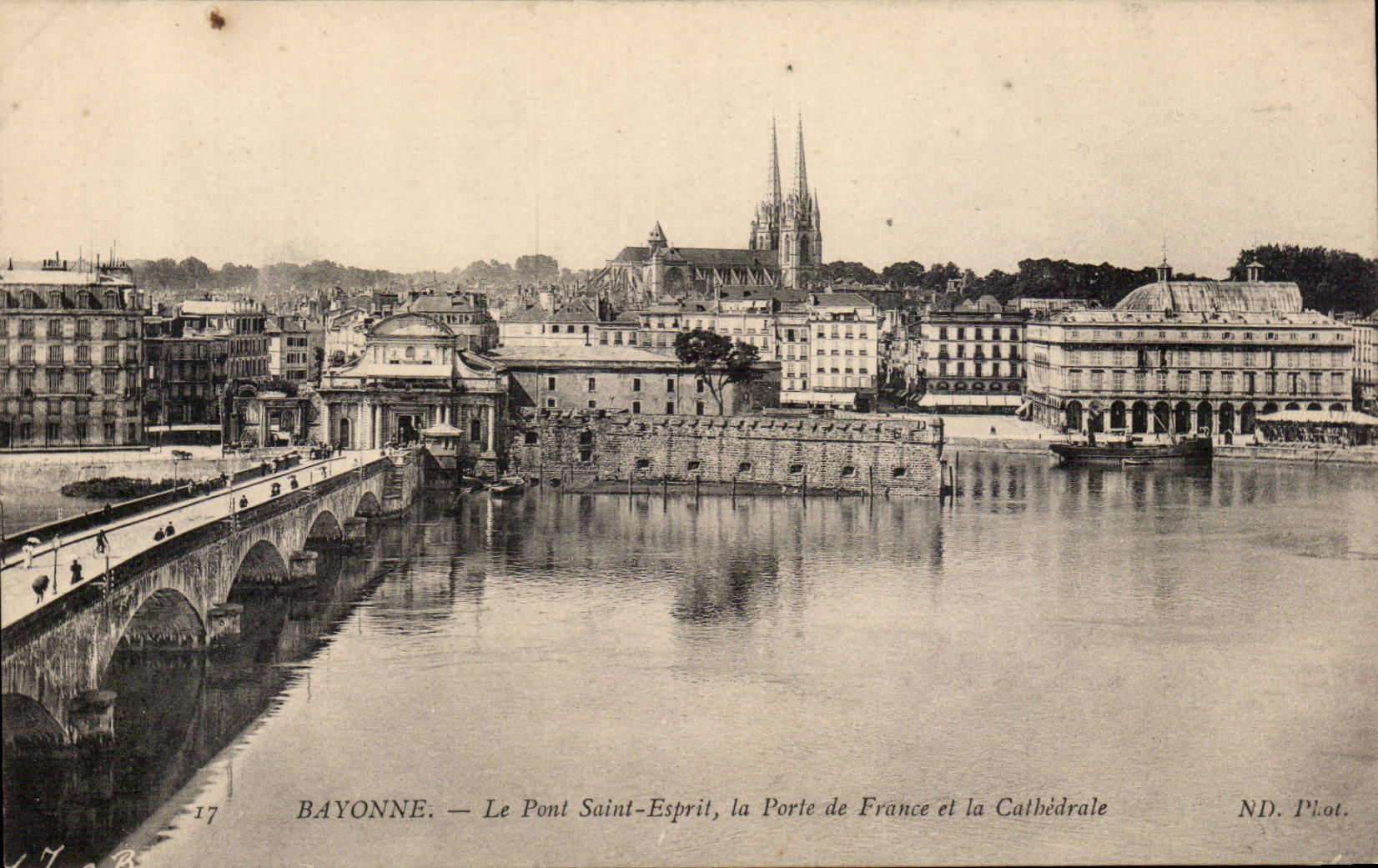 CPA Bayonne the bridge St Spirit the door of France and the cathedral
