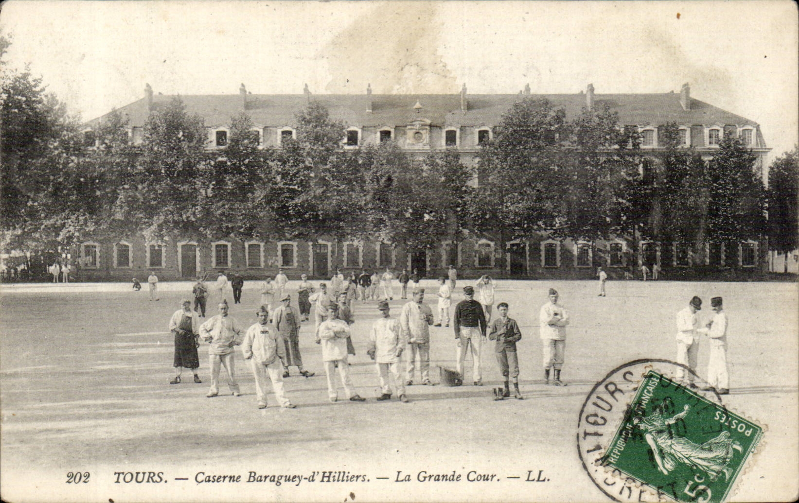 CPA Tours Barracks Baraguey d' Hilliers the large Militaria court