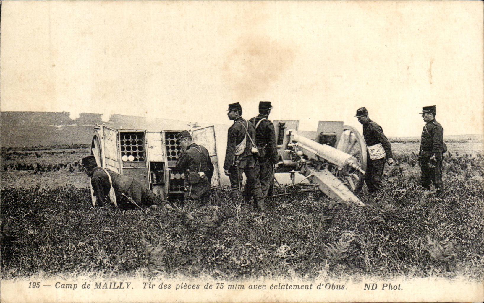 CPA Lager des Mailly Schiessens der Teile von 75 Millimeter mit dem Bersten des Militaria Oberteils