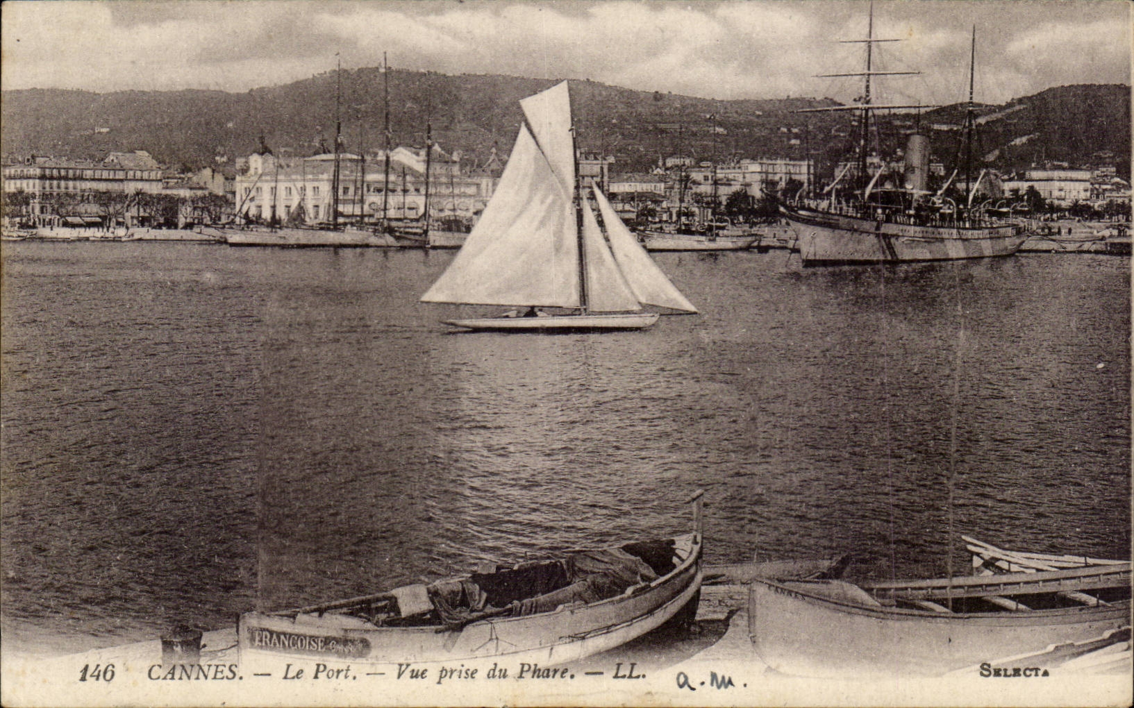 CPA Cannes the port Seen from of the headlight Boats