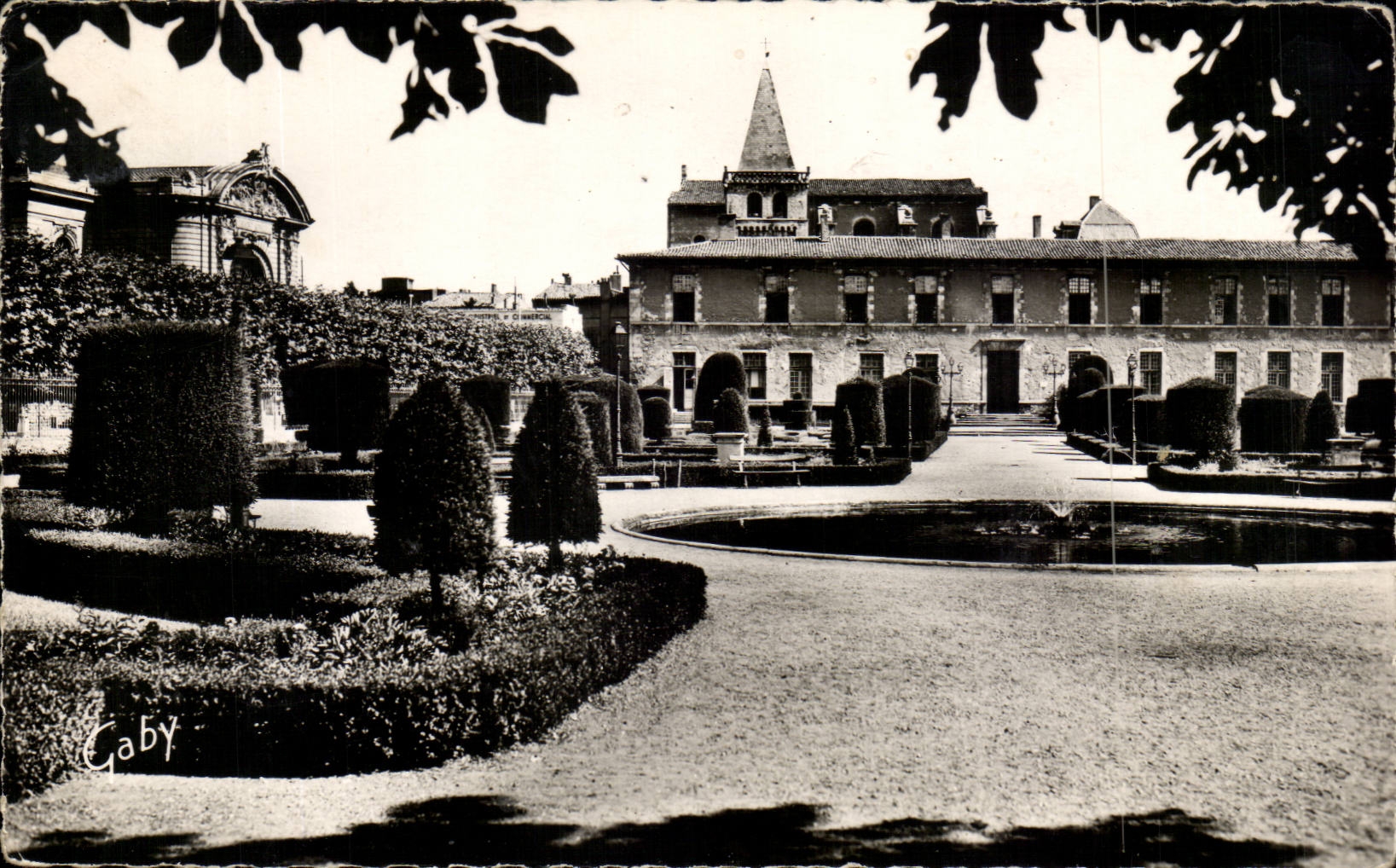 CPA Castres Garden of the eveche at the bottom the town hall