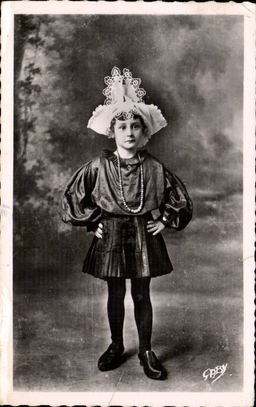 CPSM Kostum versandete kleines sablaise Folklore-Kostum