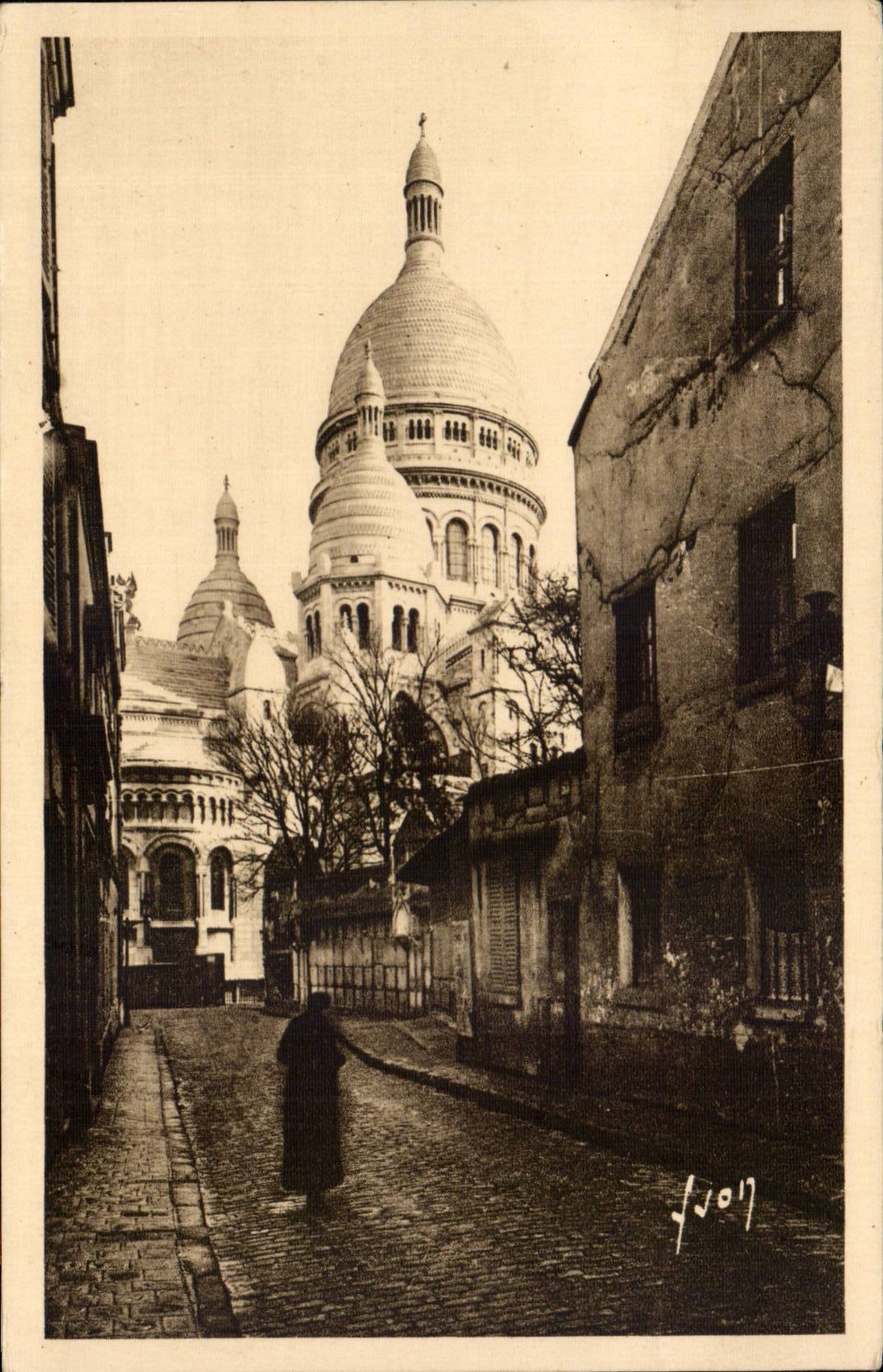 CPA Paris Montmartre Basilique vue de la rue du Chevalier de la Barre