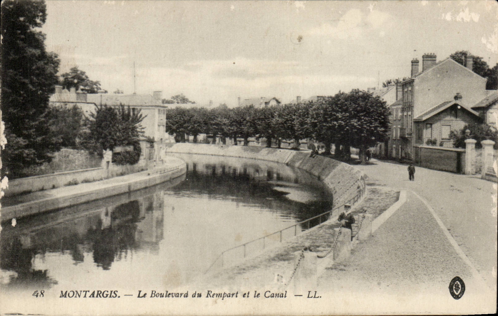 CPA Montargis the boulevard of the rampart and the canal