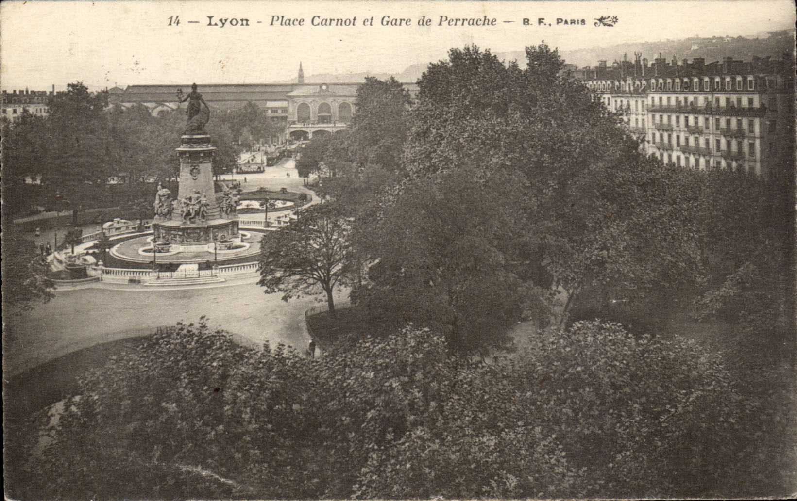 CPA Lyon Places Carnot and station of Perrache