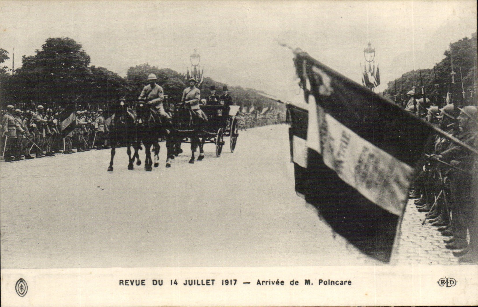 CPA Militaria Paris Revue du 14 juillet 1917 Arrivee de M Poincare