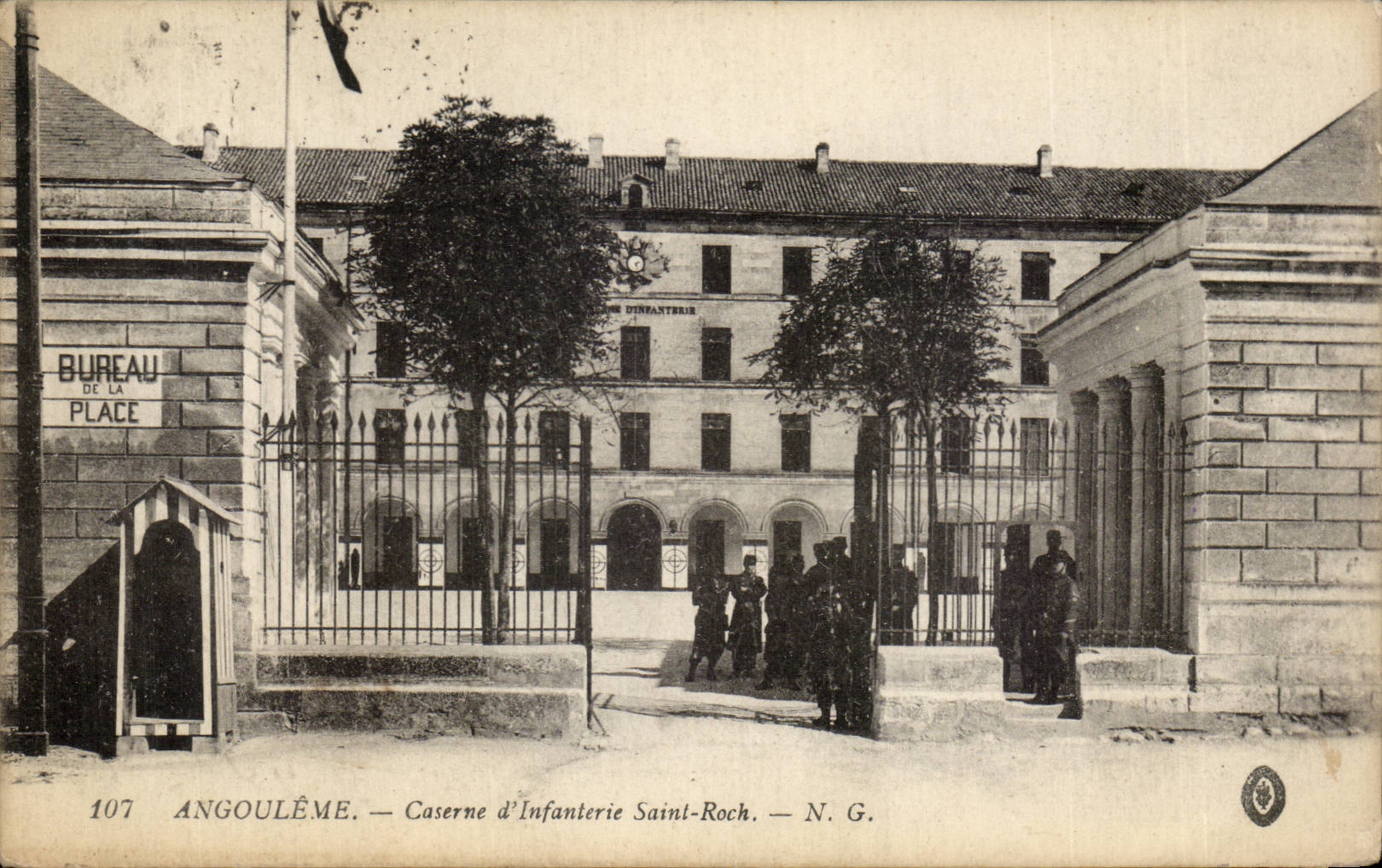 CPA Militaria Angouleme Caserne d'infanterie Saint Roche