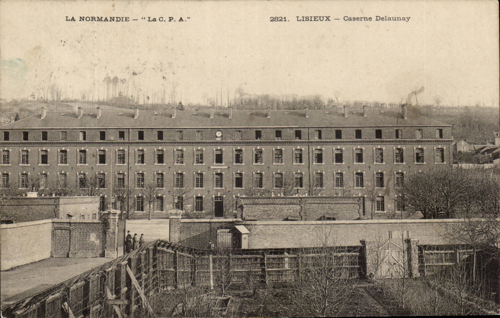 CPA Militaria Lisieux Delaunay Kasernen