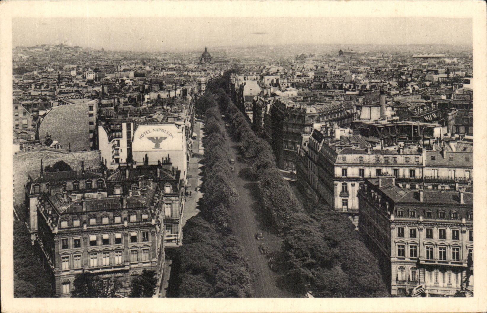 CPA Paris Arc de Triomphe of Etoile Which occurred of Friedland Napoleon Hotel