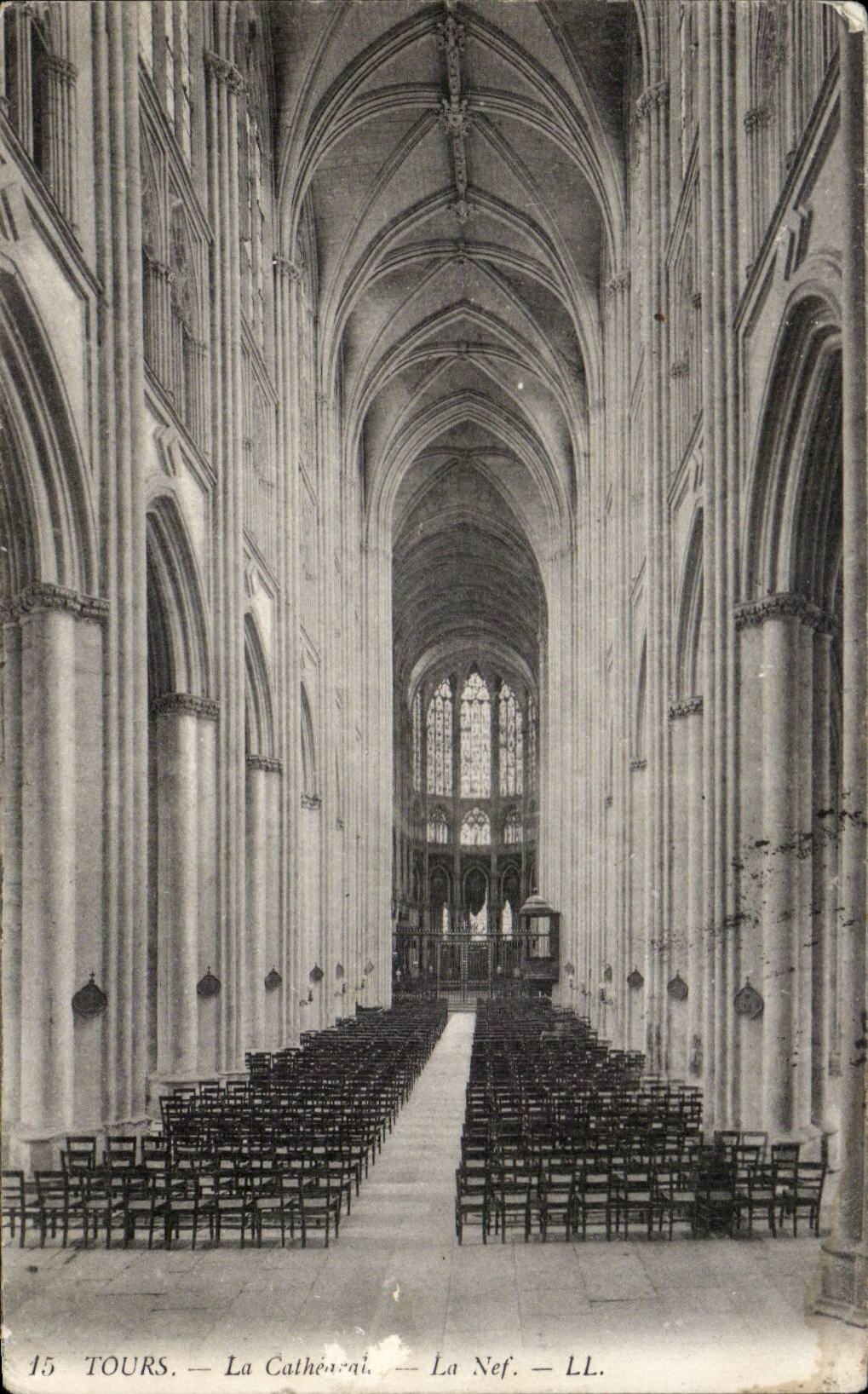 CPA Tours the cathedral the nave