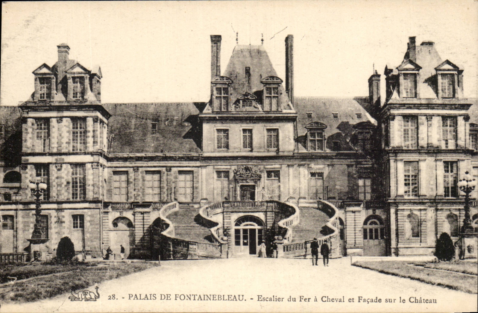 CPA palate of Fontainebleau Escalier of horseshoe and frontage on the castle