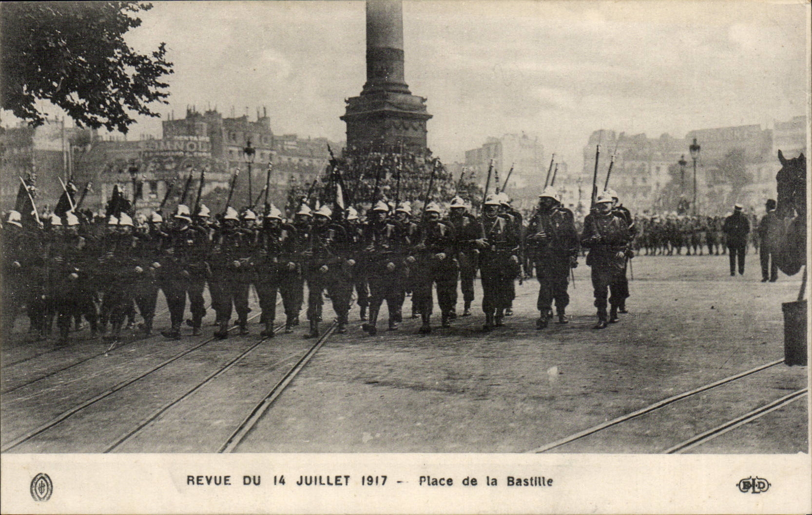 CPA Revue of July 14th 1917 Places Bastille Paris Militaria