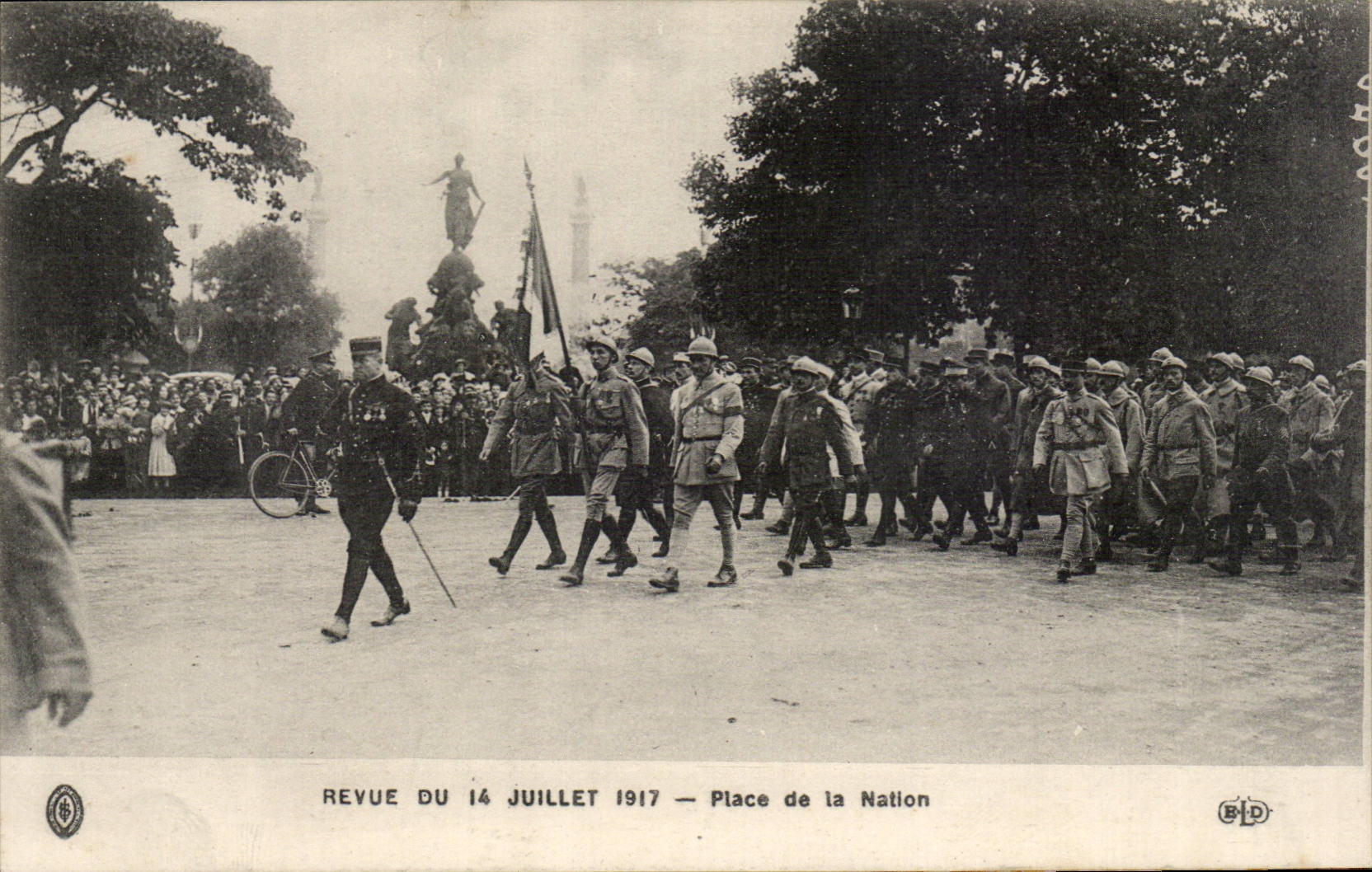 CPA Revue of July 14th 1917 Places Nation Paris Militaria