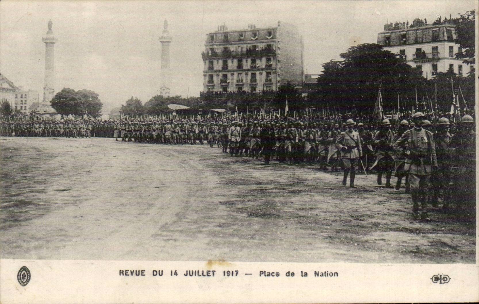 CPA Revue of July 14th 1917 Places Nation Paris Militaria