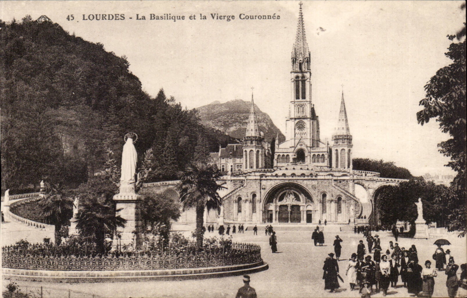 CPA Lourdes the basilica and the virgin couronnee
