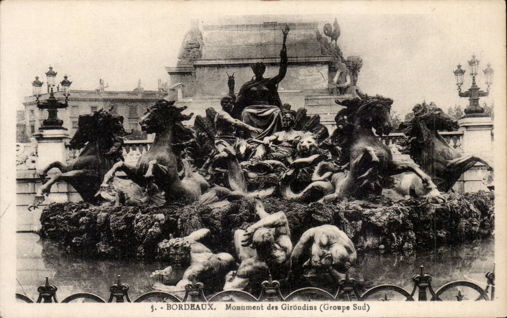 CPA Bordeaux Monument of the Of Gironde ones