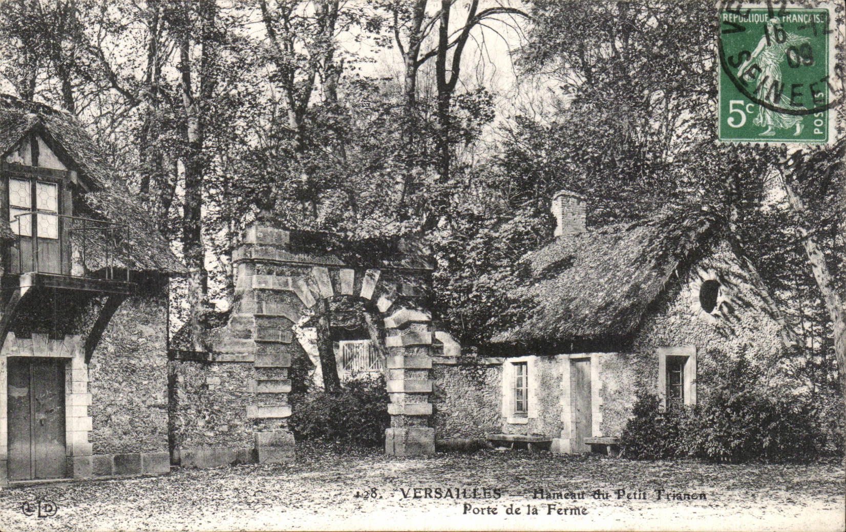 CPA Versailles Hamlet of small Trianon Gate of the farm