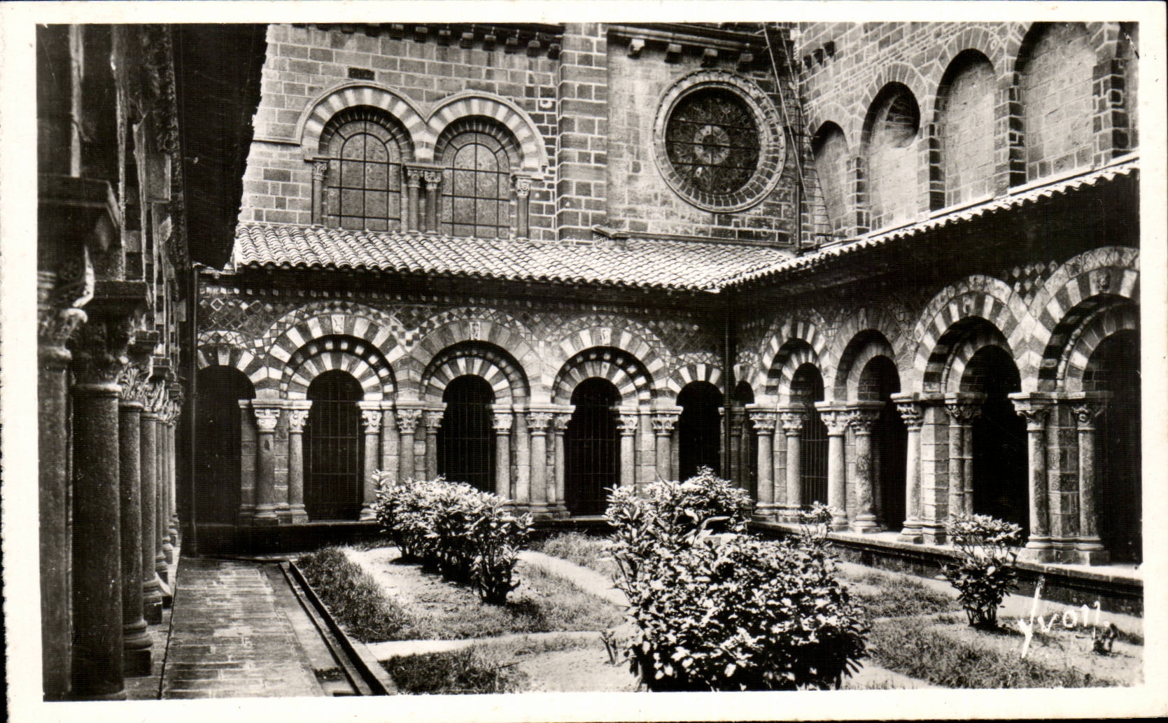 CPSM Le Puy Cour et galeries du cloitre