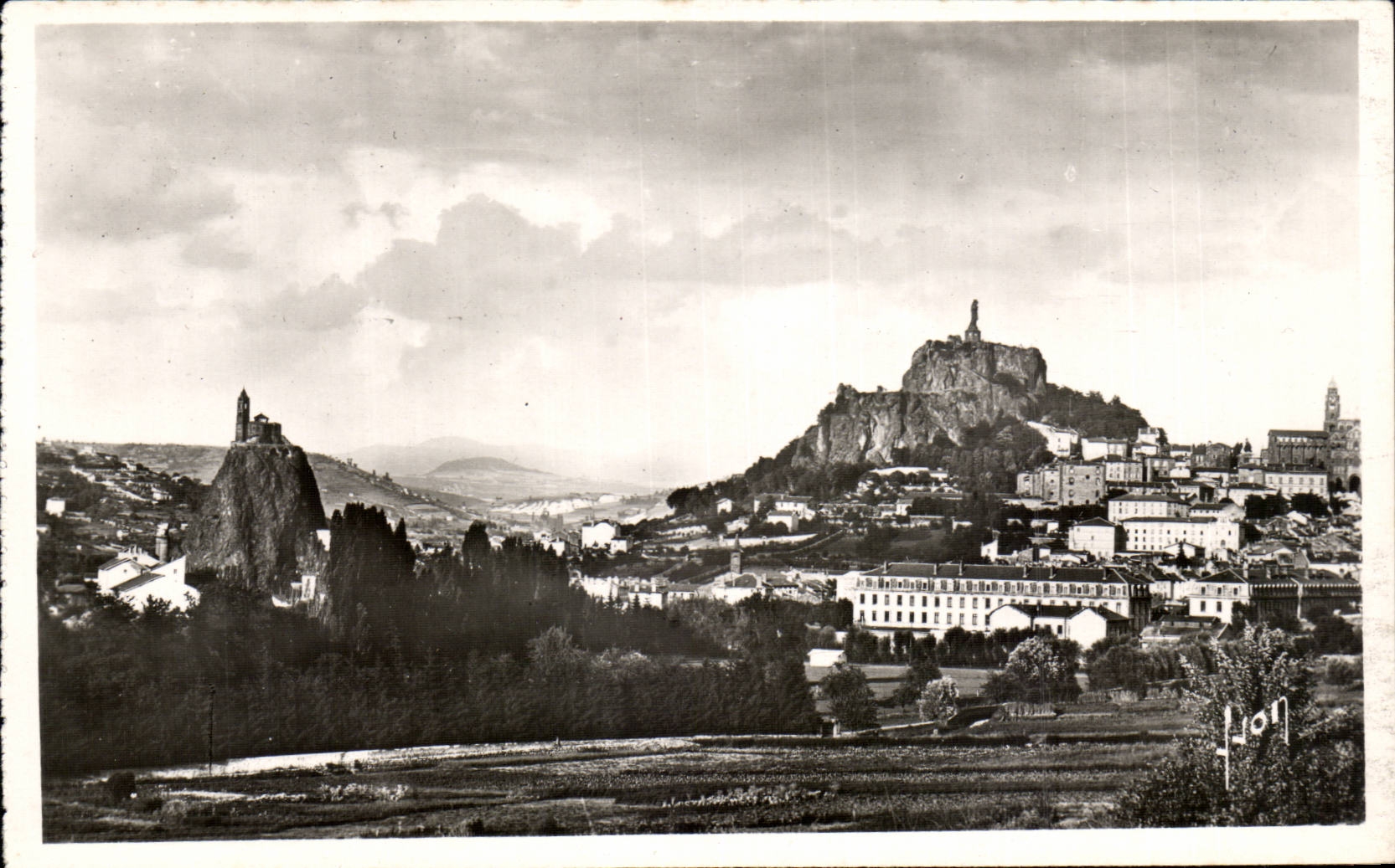 CPSM Le Puy Les rochers Corneille et St Michel d'Aiguilhe