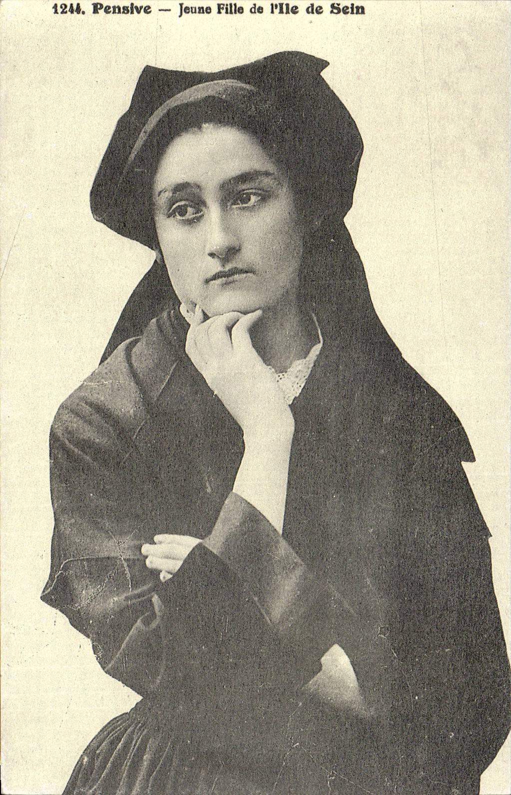 Junges Madchen der nachdenklichen WIEDERGABE der Insel der Mitte (Folklorekostum