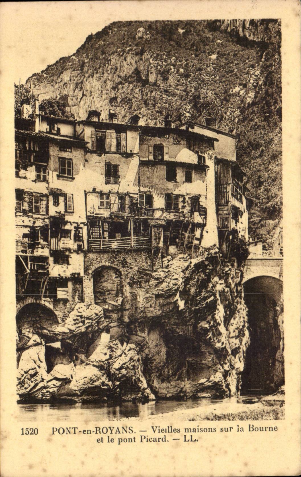 CPA Bridge in Royans Old women houses on Bourne and the Picardy bridge