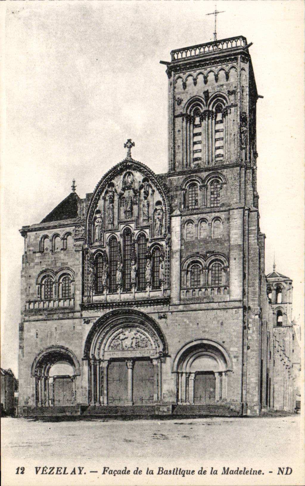 CPA Vezelay Frontage of the basilica of the Madeleine