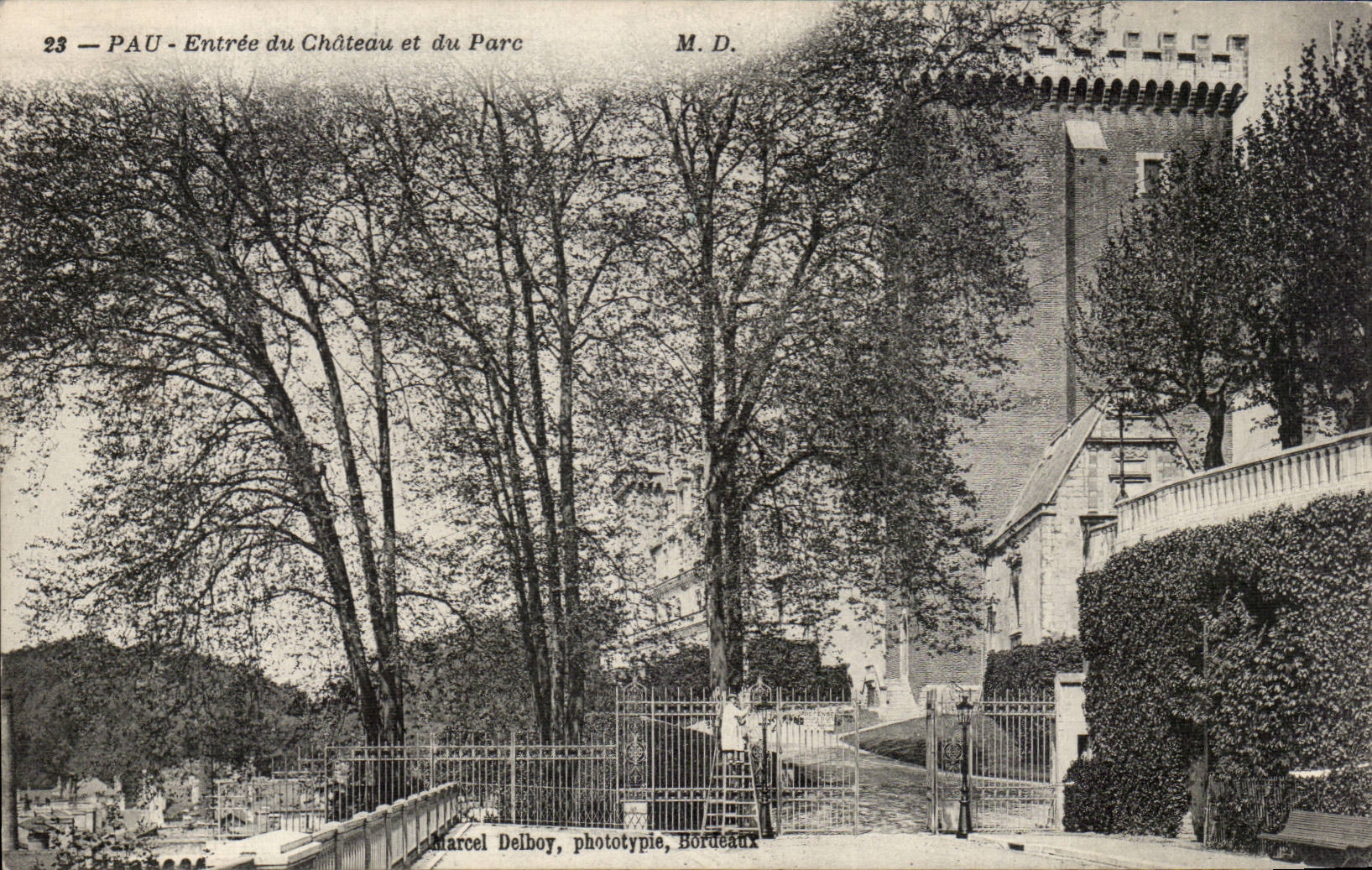 CPA Pau Entering of the castle and the park