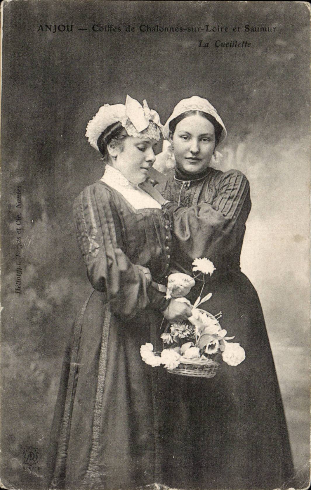CPA Anjou Caps of Chalonnes on the Loire and Saumur (folklore caps costume