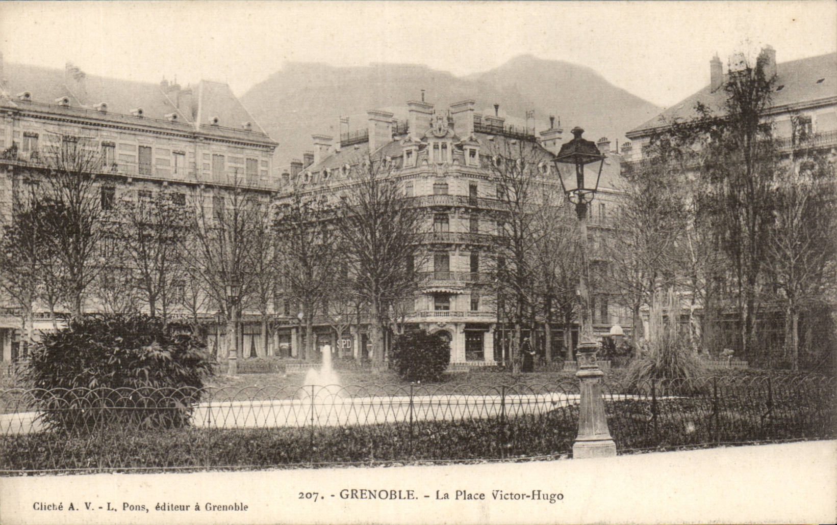 CPA Grenoble the place Victor Hugo