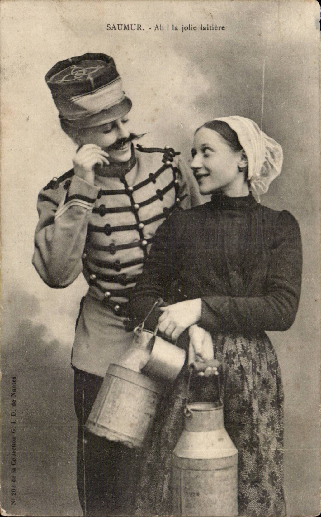 CPA Militaria Saumur With pretty the laitiere Folklore Caps Costume