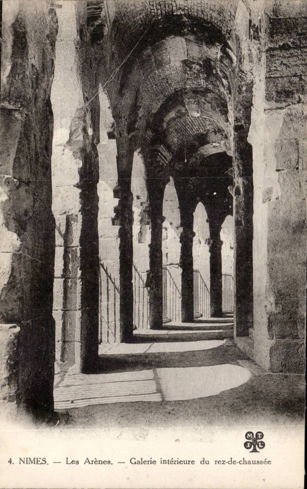 CPA Nimes Aren-Innengalerie von rez der Fahrbahn
