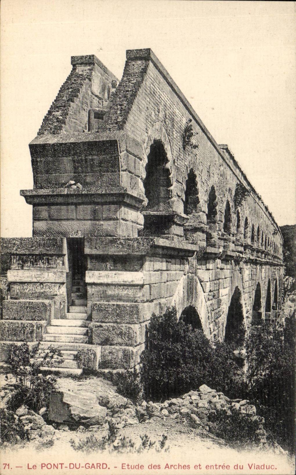 CPA the bridge of Gard Details of the arches and enrtee of the viaduct