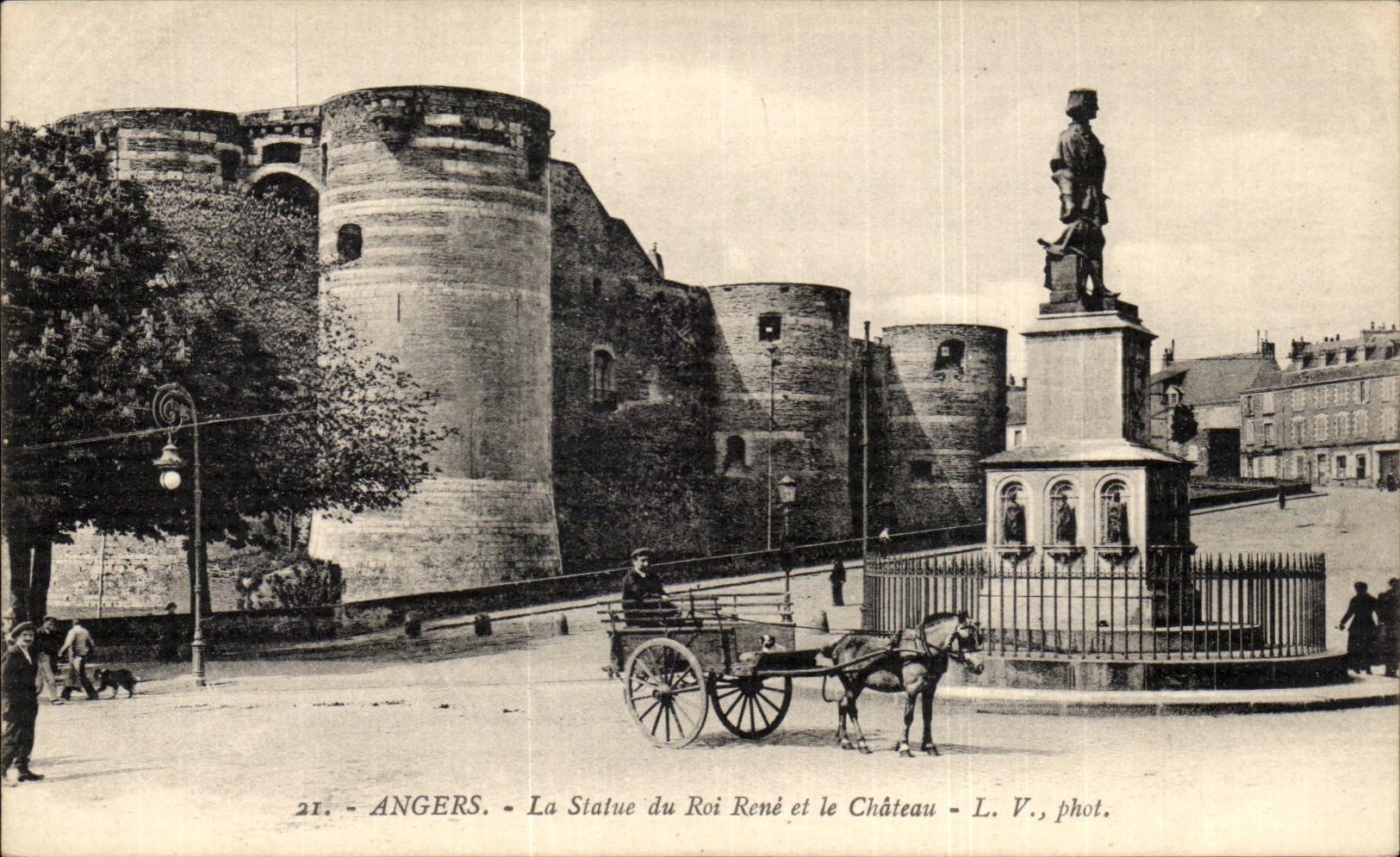 CPA Angers Statue of king Renet it castle (coach of horse)