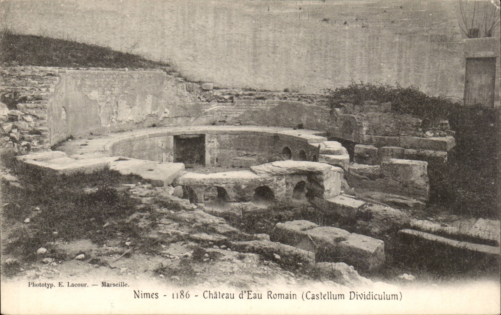 Romisches Aufsatzwasser Nimes-CPA (CAstellum Dividiculum)