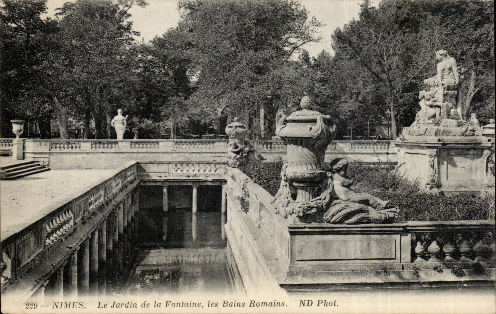 CPA Nimes der Garten der romischen Bader des Brunnens