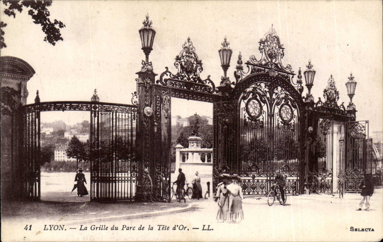 CPA Lyon the grid of the park of the gold head