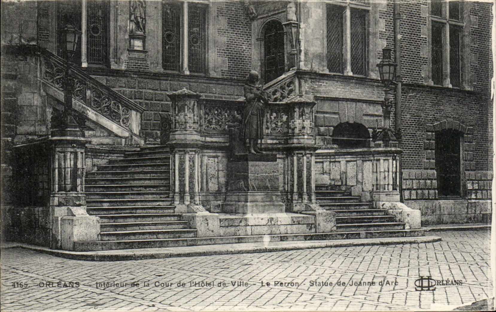 Interior Orleans CPA of the court of the town hall the perron Statue of Jeanne of arc