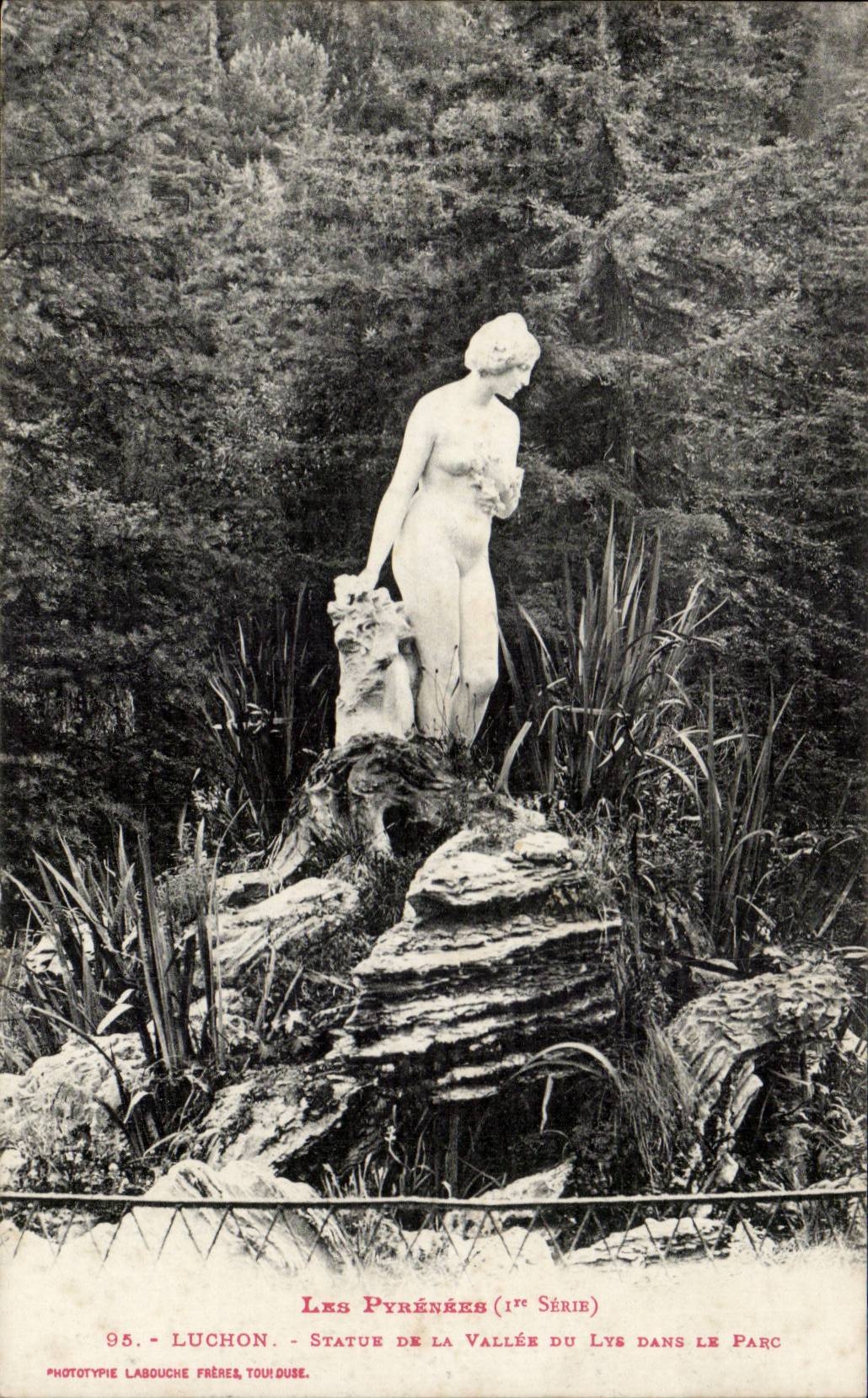 CPA Luchon Statue of the valley of the Lily in the park