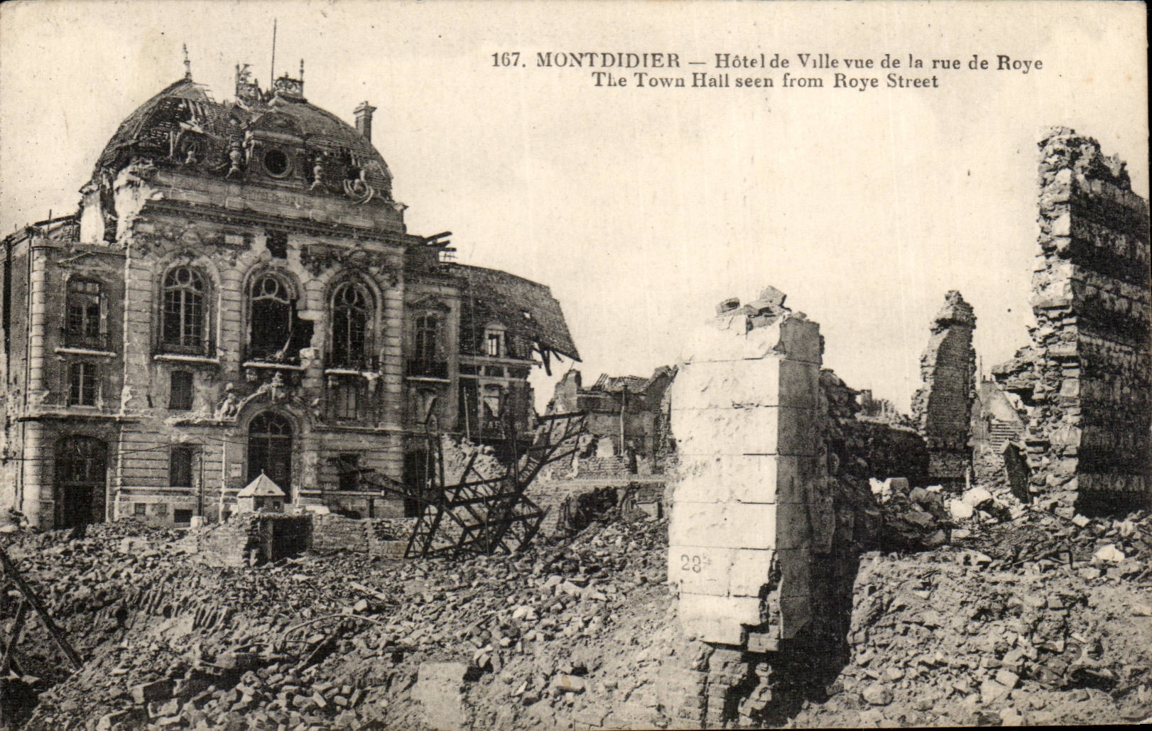 CPA Montdidier Town hall seen of the street of Roye