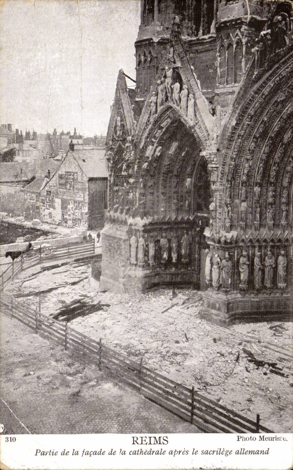CPA Reims Left the frontage of the cathedral after the German sacrilege